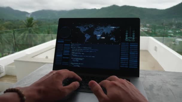 Eerste persoon portret programmeur ontwikkelaar freelancer schrijft code op een laptop buiten het kantoor op de achtergrond van tropische jungle — Stockvideo