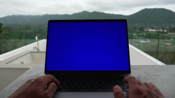 Eerste persoon portret van zakenman die werkt op laptop buiten het kantoor op het dak van prachtige bergen, blauwe scherm chroma sleutel. POV — Stockvideo