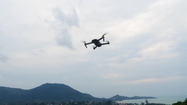 Quadcopter İHA 'sı gökyüzü arka planında geziniyor ve uçuyor — Stok video