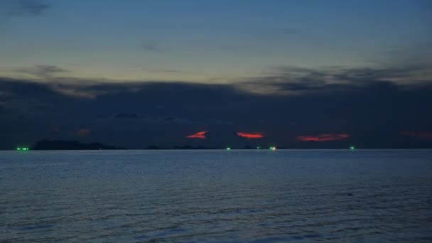 Mar noturno após o pôr-do-sol com nuvens de trovão no céu — Vídeo de Stock