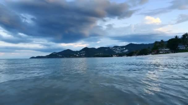 美丽的热带岛屿在傍晚，蓝天蓝云 — 图库视频影像