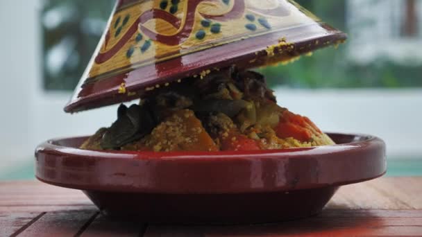 Kuskus to tradycyjne orientalne danie. Kuchnia marokańska — Wideo stockowe