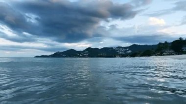 Akşamları tropikal ada, mavi gökyüzü ve mavi bulutlar