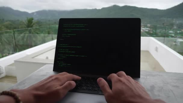 Pov Van Programmeur Ontwikkelaar Freelancer Schrijft Groene Code Een Laptop — Stockvideo