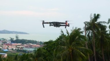 Quadcopter drone havada süzülüyor ve arka planda uçuyor. Yüksek kalite 4k görüntü