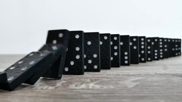 Czarne Domino Spadające Rzędzie Zwolnione Tempo Wysokiej Jakości Materiał Filmowy — Wideo stockowe