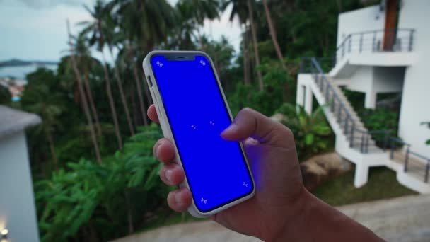 Homem Usando Smartphone Com Tela Azul Chroma Chave Livre Perto — Vídeo de Stock