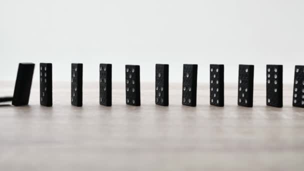 Yavaş Çekim Çekimlerinde Domino Taşları Birbirine Çarpıyor — Stok video