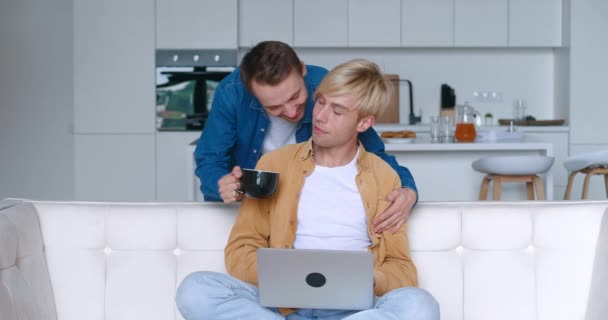 Młody Homoseksualista Gej Daje Filiżankę Herbaty Afektywny Uścisk Ukochanemu Mężczyźnie — Wideo stockowe