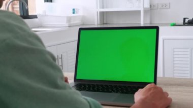 Kafkasyalı adam bilgisayarlı erkek eli kullanıyor. Laptop yeşil ekran klavye anahtarı kullanıyor. Mesaj işadamı çalışıyor. 4K