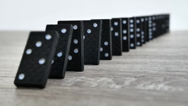 Domino Effect Slow Motion Vallende Zwarte Tegels Met Witte Stippen — Stockvideo