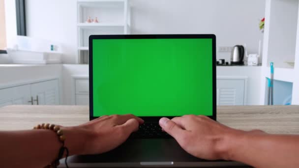Pov 식탁에 스크린 크로마 노트북 컴퓨터를 사용하고 프리랜서 집에서 일하는 — 비디오