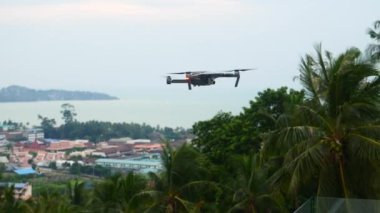 Quadcopter drone havada süzülüyor ve arka planda uçuyor. Yüksek kalite 4k görüntü