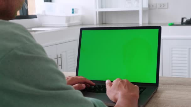 原因を閉じるアジアの男性は コンピュータの男性の手キーボードテキストメッセージノートパソコンの緑の画面クロマキーデバイスワーキングメッセージ学生のビジネスマンを使用しています — ストック動画