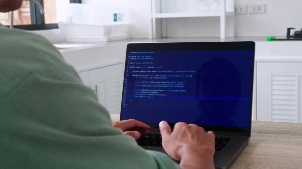 程序员自由职业者坐在电脑前 坐在厨房桌子旁 他们在电脑前写代码 高质量的4K镜头 — 图库视频影像