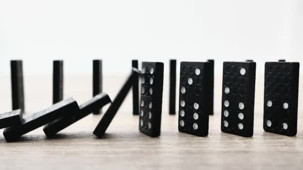 Domino Effect Slow Motion Vallende Zwarte Tegels Met Witte Stippen — Stockvideo