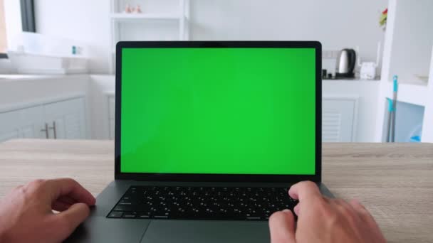 Laptop Med Grön Skärm Manliga Händer Skriva Och Rulla Ett — Stockvideo