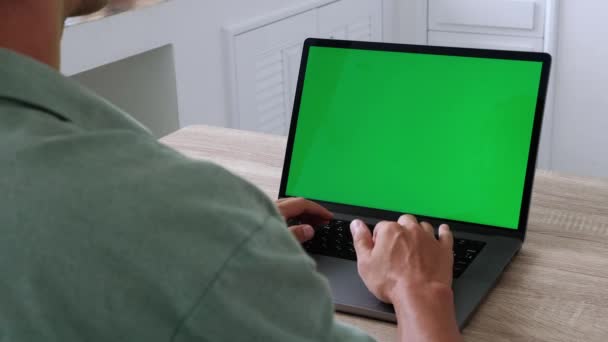 从家在笔记本电脑上工作的商人自由职业者 绿色屏幕彩色键 — 图库视频影像