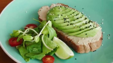 Sağlıklı avokado tostu ve tabakta salata. Susam ve keten tohumu. Vejetaryen yemeği. Yüksek kalite 4k görüntü