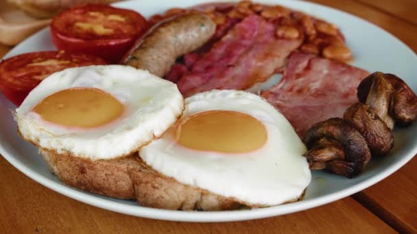 English Breakfast Close Fried Eggs Sausages Bacon Tomatoes Tomato Beans — Stock Video