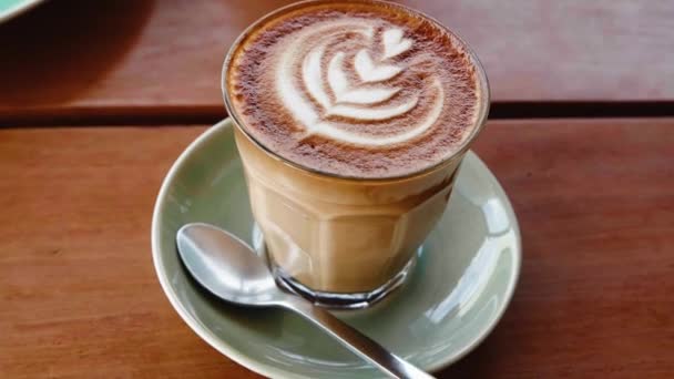 Kopje Cappuccino Koffie Houten Tafel Hoge Kwaliteit Beeldmateriaal — Stockvideo