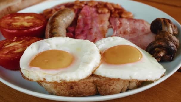 English Breakfast Close Fried Eggs Sausages Bacon Tomatoes Tomato Beans — ストック動画
