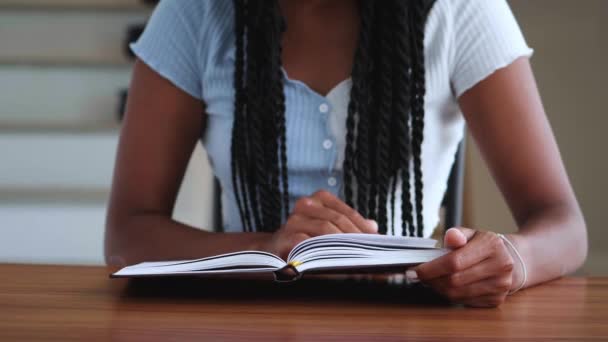 Close Hardcover Boek Vrouwen Handen Bladeren Door Pagina Genieten Van — Stockvideo