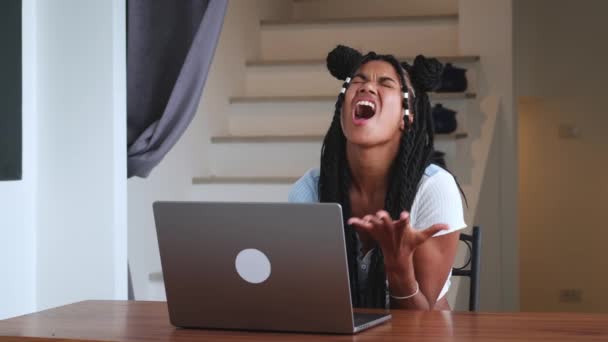 Junge Frau Studentin Mit Laptop Ausdruck Von Traurigkeit Enttäuschung Über — Stockvideo