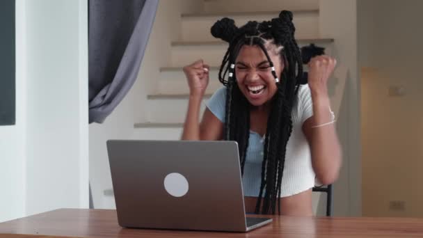 Успішна Молода Жінка Яка Працює Дистанційно Ноутбуці Радіє Від Отримання — стокове відео