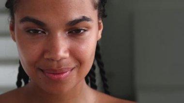 Taze, ışıl ışıl bir teni olan gülümseyen büyüleyici bir kadının yakın plan portresi. Güzel farklı insanlar, kadınlık, insan yüzü..