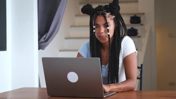 Красива Молода Жінка Працює Дистанційно Ноутбуці Друкуючи Текст Клавіатурі Сидячи — стокове відео