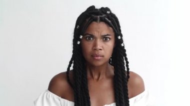 Korkmuş bir kadın çığlık atar ve elleriyle gözlerini kapatır, korkuyu hisseder, parmaklarının arasından kameraya bakar.