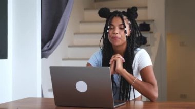 Laptop kullanan güzel bir kadın, video bağlantısı ile iletişim kuruyor. Çevrimiçi çalışma, iletişim, konferans, uzaktan çalışma, internet