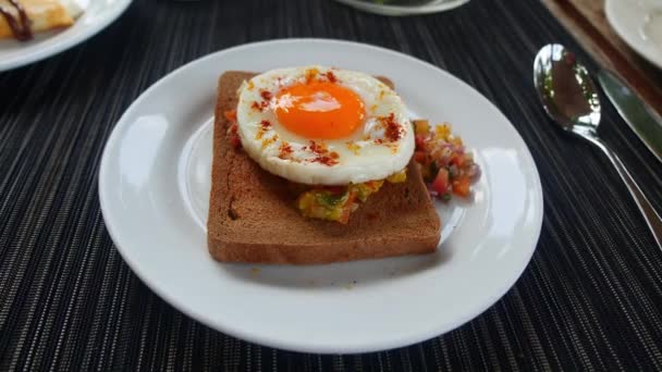 Top View Toasted Whole Grain Bread Raw Vegetables Roasted Egg — Stock Video