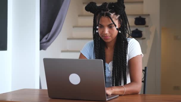 Wanita Muda Afrika Yang Menarik Bekerja Pada Laptop Merencanakan Proyek — Stok Video