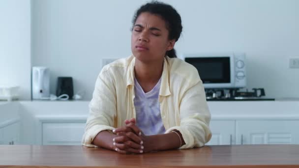 Беспокойная Молодая Женщина Страдающая Проблем Испытывающая Тревогу Эмоциональный Стресс Пытающаяся — стоковое видео