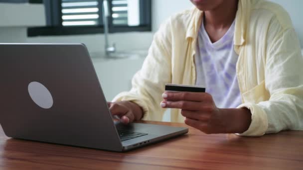Details Womans Hands Trasfering Data Credit Card Laptop While Making — Vídeo de stock