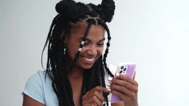 Дівчина Підліток Стильними Дредлоками Використовуючи Мобільний Телефон Веб Сайти Ізольовані — стокове відео