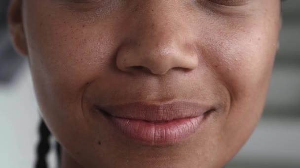 Обрізаний Знімок Природної Краси Молоді Жінки Губи Свіжою Сяючою Шкірою — стокове відео