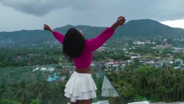 Rotating Shot Happy Woman Standing Her Arms Outstretched Balcony Amazing — Vídeos de Stock