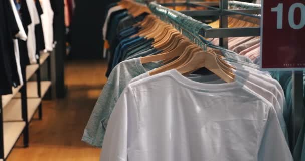 Close Van Diverse Sportt Shirts Activewear Hangend Aan Hangers Koop — Stockvideo