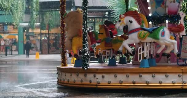 Regentag Tropischer Stadt Mit Schwerpunkt Karussell Auf Jahrmarkt Gegen Menschen — Stockvideo