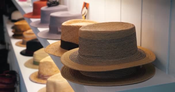 夏のわらのパナマの帽子の新しいコレクションと衣料品店のショーケース ヘアドレスショッピング店で販売のための表示 — ストック動画