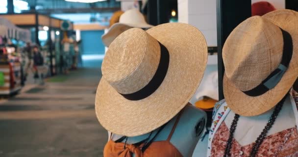 Steadicam Shot 穿着时髦夏装和草帽的人体模特 在时尚服装店出售 — 图库视频影像