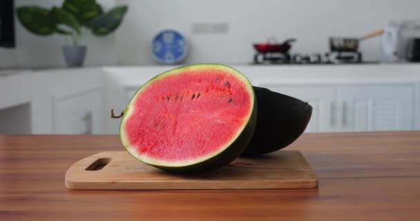 Steadicam Aufnahme Hälften Einer Gesunden Saftigen Leuchtend Roten Bio Wassermelone — Stockvideo