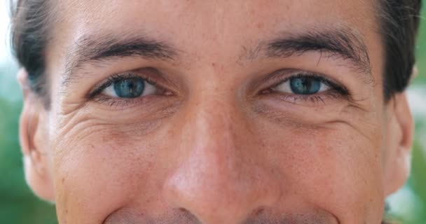 Retrato Cerca Cara Del Encantador Hombre Caucásico Ojos Azules Sonriendo — Vídeo de stock