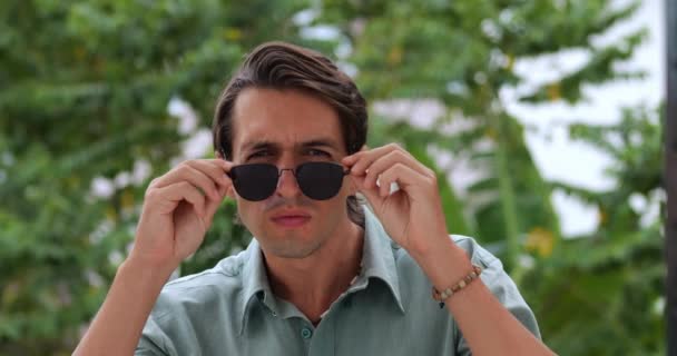 Tipo Olhar Através Dos Óculos Sol Tira Cobre Boca Expressando — Vídeo de Stock
