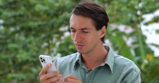 Akıllı Telefon Kullanan Yakışıklı Beyaz Adam Web Haber Kaynaklarını Tarıyor — Stok video