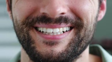 Sakallı adamın dudaklarına odaklan, dişlek gülümseme. Beyaz dişler, ağız bakımı, diş temizliği, diş beyazlatma konsepti