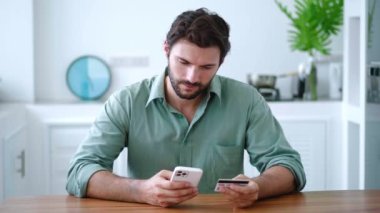 Kredi kartı ve akıllı telefonu olan, mobil uygulama ve internet bankacılığı kullanan, çevrimiçi ödeme yapan İspanyol bir adam..
